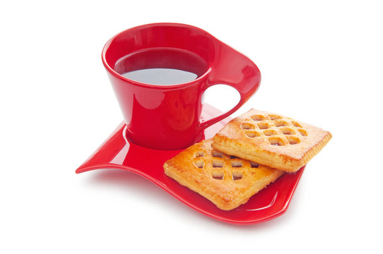 一杯茶和新鮮的餅干在桌子上