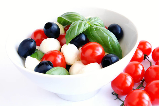 Mozzarella；黑橄欖和西紅柿沙拉