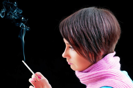 年輕的女孩在黑色的吸煙