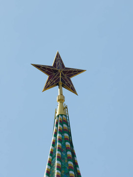 對Kremlin紅星Spasskaya塔；莫斯科；俄羅斯