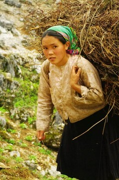 背著包袱的女人