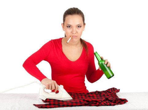 喝醉酒的年輕女子用綠色瓶裝啤酒