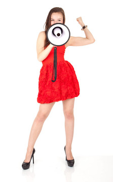 用擴(kuò)音器，穿紅衣服的年輕漂亮的女人