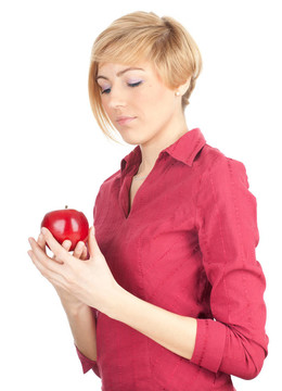 體貼的年輕漂亮的女人與紅蘋果