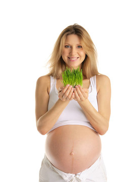 孕婦抱青草