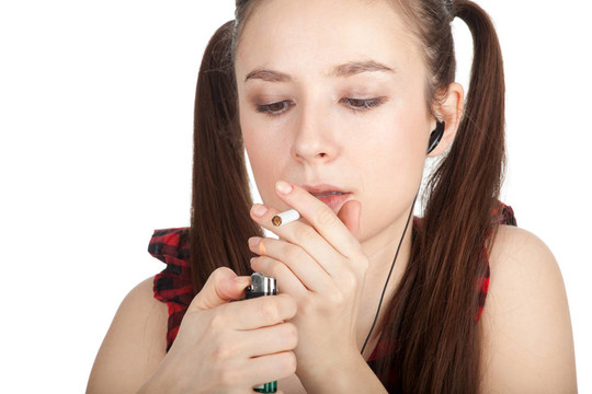青少年婦女與香煙；準備吸煙