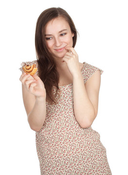 微笑的年輕漂亮的女人和美味的蛋糕