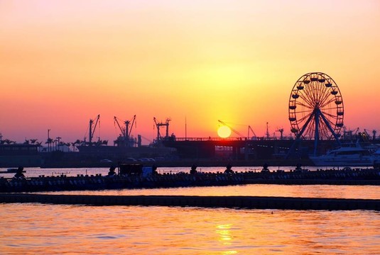 高雄港日落與Ferris Wheel