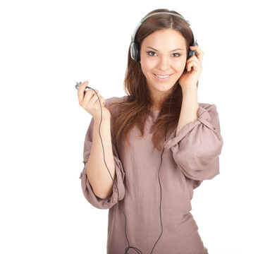 微笑的女孩在耳機和MP3播放器