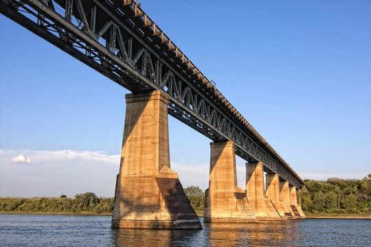 鐵火車橋