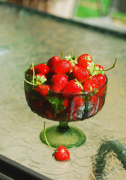Strawberry在一個(gè)水果碗里
