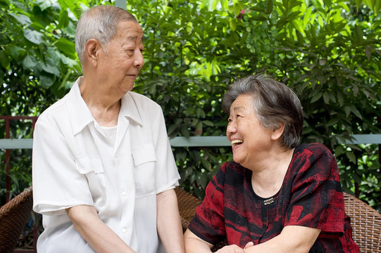 一對年長的夫婦看著對方。
