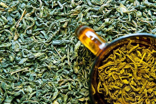 茶杯與茶作物。