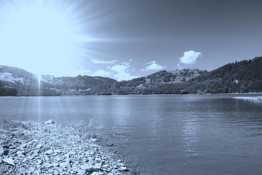 山上的湖