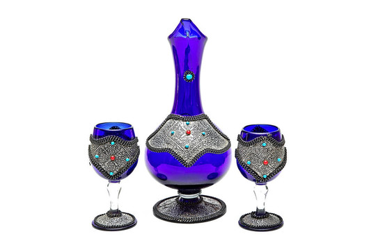 威士忌酒瓶和玻璃杯
