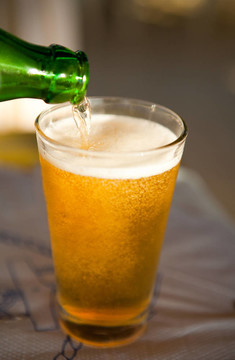 把啤酒倒進(jìn)玻璃