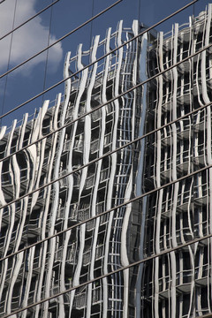 現(xiàn)代辦公建筑體現(xiàn)在格拉斯