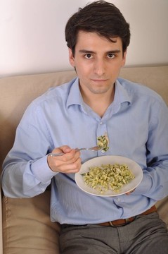 男人吃午飯