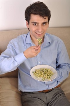 男人吃午飯