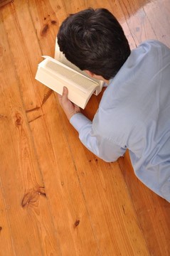 讀一本書的人