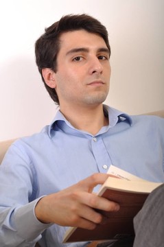 讀一本書的人