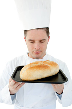一個(gè)閉著眼睛的男廚師聞到面包味