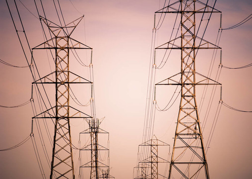 大規(guī)模的電力線延伸到遠方