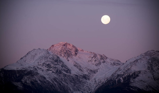 黃昏時(shí)分Moon升上雪山