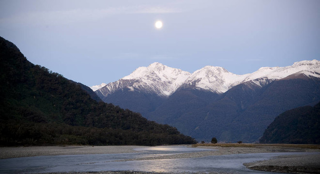 Moon在前景之上的河流上覆蓋雪山