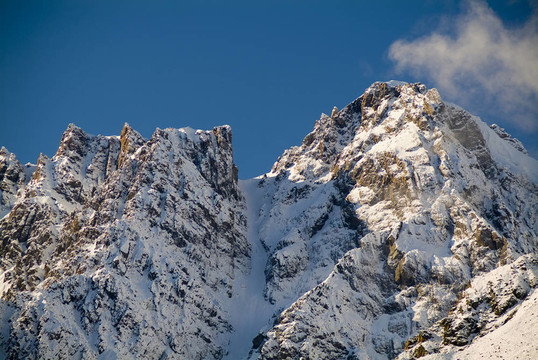 尖脊雪山