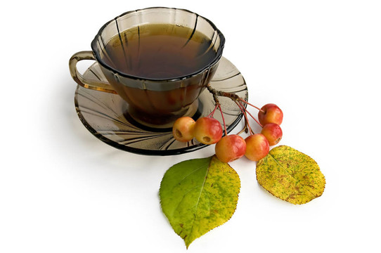 在一個有蘋果的棕色玻璃碗里的茶