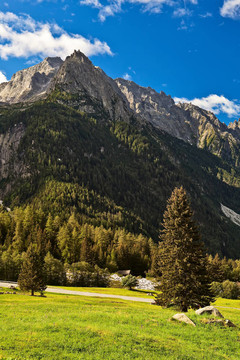 夏天的高山風(fēng)景，藍(lán)天之上的巖石高峰。