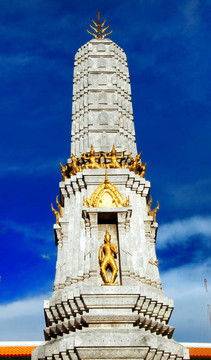 高高的佛塔在Wat Pho
