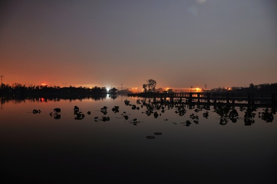 湖畔夜景