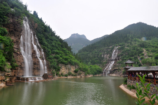 小溪瀑布