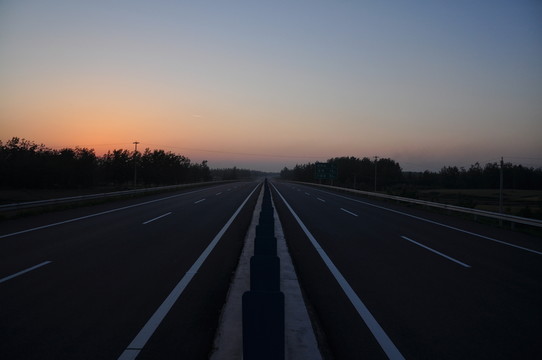 道路夕下