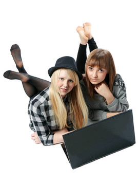 两个女孩躺在电脑上