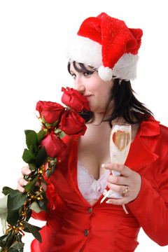 一個美麗的年輕女子的肖像在紅色的西裝和帽子的圣誕老人與紅玫瑰和香檳的白色背景