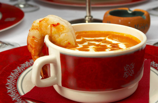 餐廳桌上的美味湯