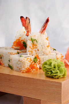 粟實卷祝蝦和魚子醬