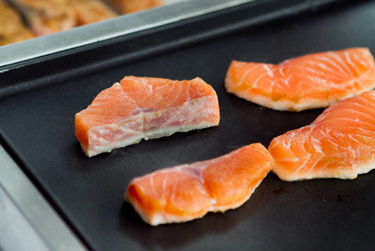 扒鮭魚(yú)