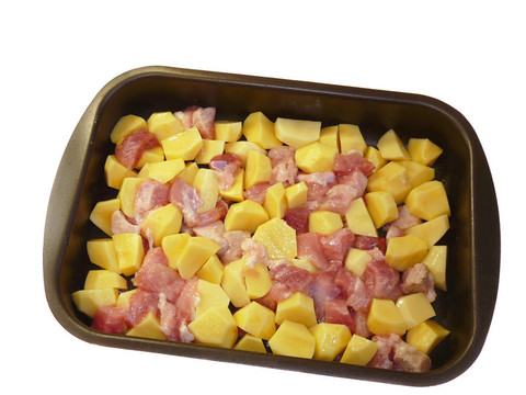 盤子里的肉和土豆；在白色背景上分離
