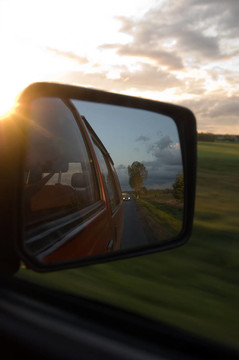 汽車的鏡子里的風(fēng)景