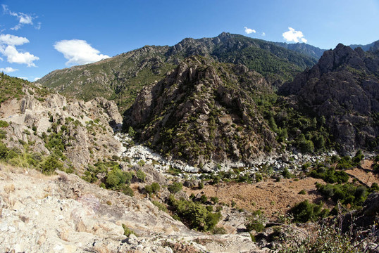山脈和峽谷的科西嘉島