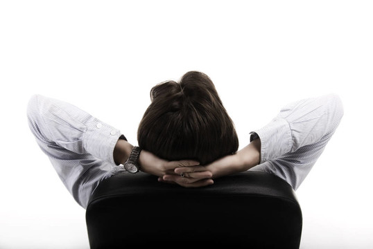 男子在扶手椅上休息