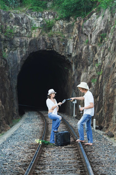 列車軌道上的夫婦