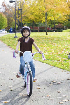 夏末時(shí)節(jié)公園里的小女孩騎自行車