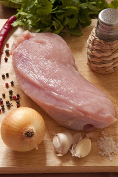 生肉；洋蔥；大蒜和香料在木板上