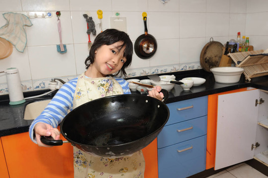 亞洲小孩做家務(wù)