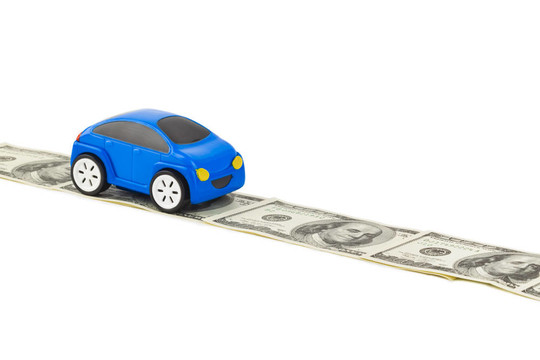 貨幣道路上的玩具車